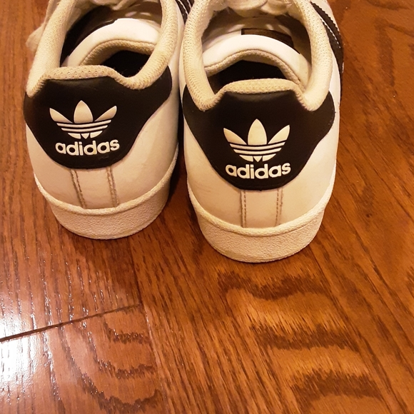 Womens Adidas Superstars - Picture 3 of 4